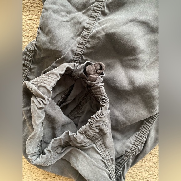 Lululemon light weight crop in size 8 - Picture 3 of 11